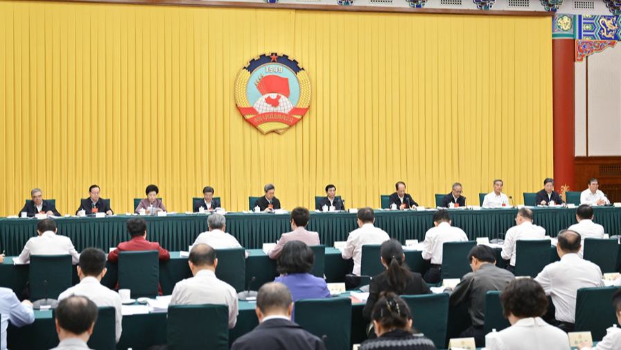 王沪宁出席"完善和创新社会治理"专题协商会