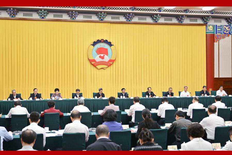 王沪宁出席"完善和创新社会治理"专题协商会