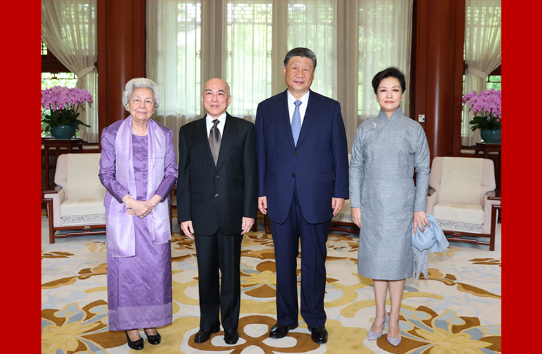 习近平夫妇会见柬埔寨国王西哈莫尼和太后莫尼列