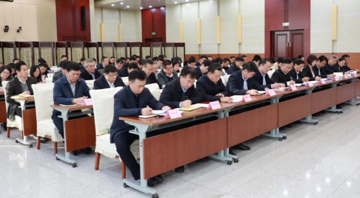  国家信访局召开党组扩大会议 传达学习习近平总书记关于社会工作的重要指示和中央社会工作会议精神                                                                                                  11月6日下午，国家信访局召开党组扩大会议，传达学习习近平总书记关于社会工作的重要指示和中央社会工作会议精神，研究部署贯彻落实措施。中央社会工作部副部长，国家信访局党组书记、局长李文章主持会议并讲话。局党组成员、副局长李自军、孙建立、金艳丽出席会议并分别传达有关讲话精神。