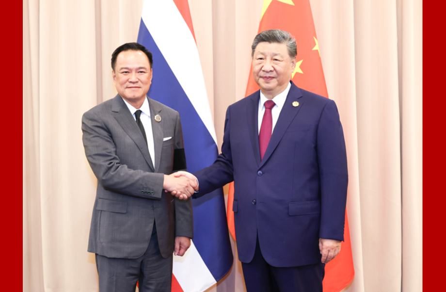 习近平会见泰国总理阿努廷