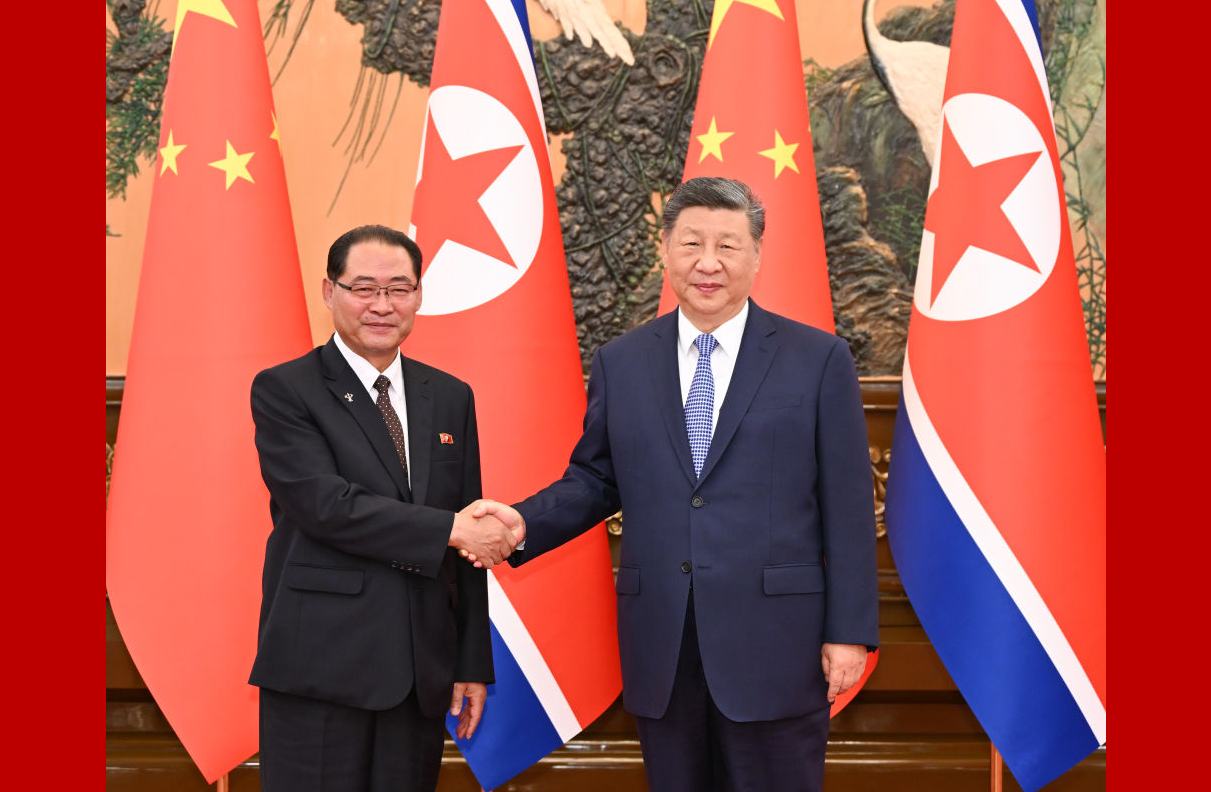 习近平会见朝鲜内阁总理朴泰成