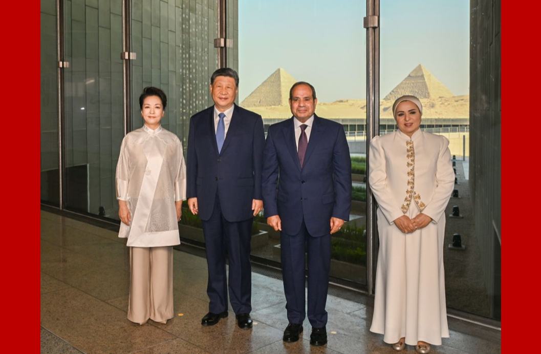习近平和彭丽媛同埃及总统塞西夫妇共同参观大埃及博物馆