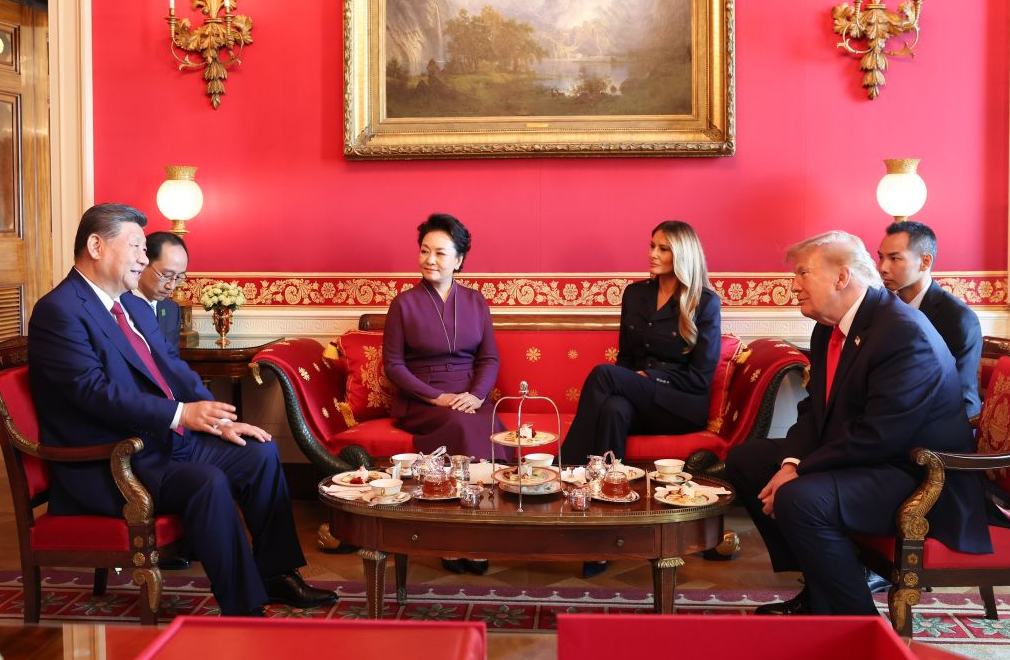 习近平和彭丽媛同美国总统特朗普夫妇茶叙